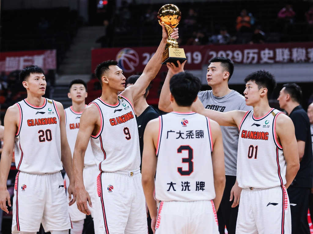 广东队阵容大调整：五将离队，杜锋关注国青新星，朱芳雨瞄准国家队中锋